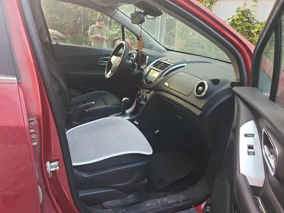 Photo 8 - Chevrolet Trax