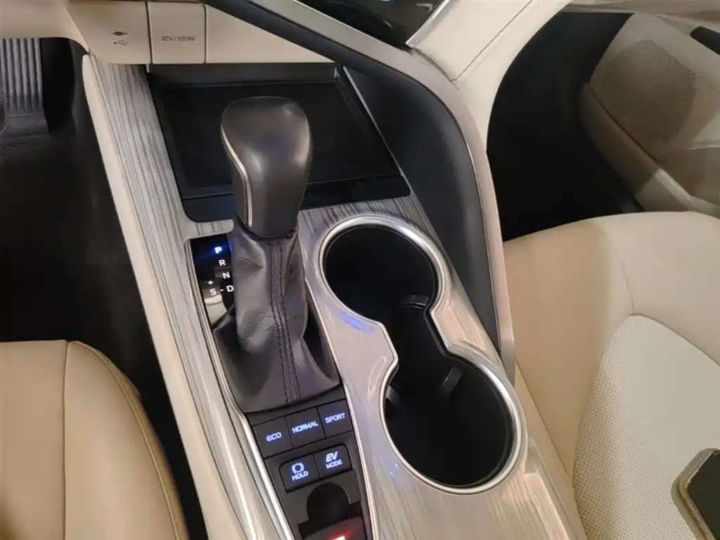 Toyota Camry 2018 Hybrid 2.5HG Luxury Edition фото 21