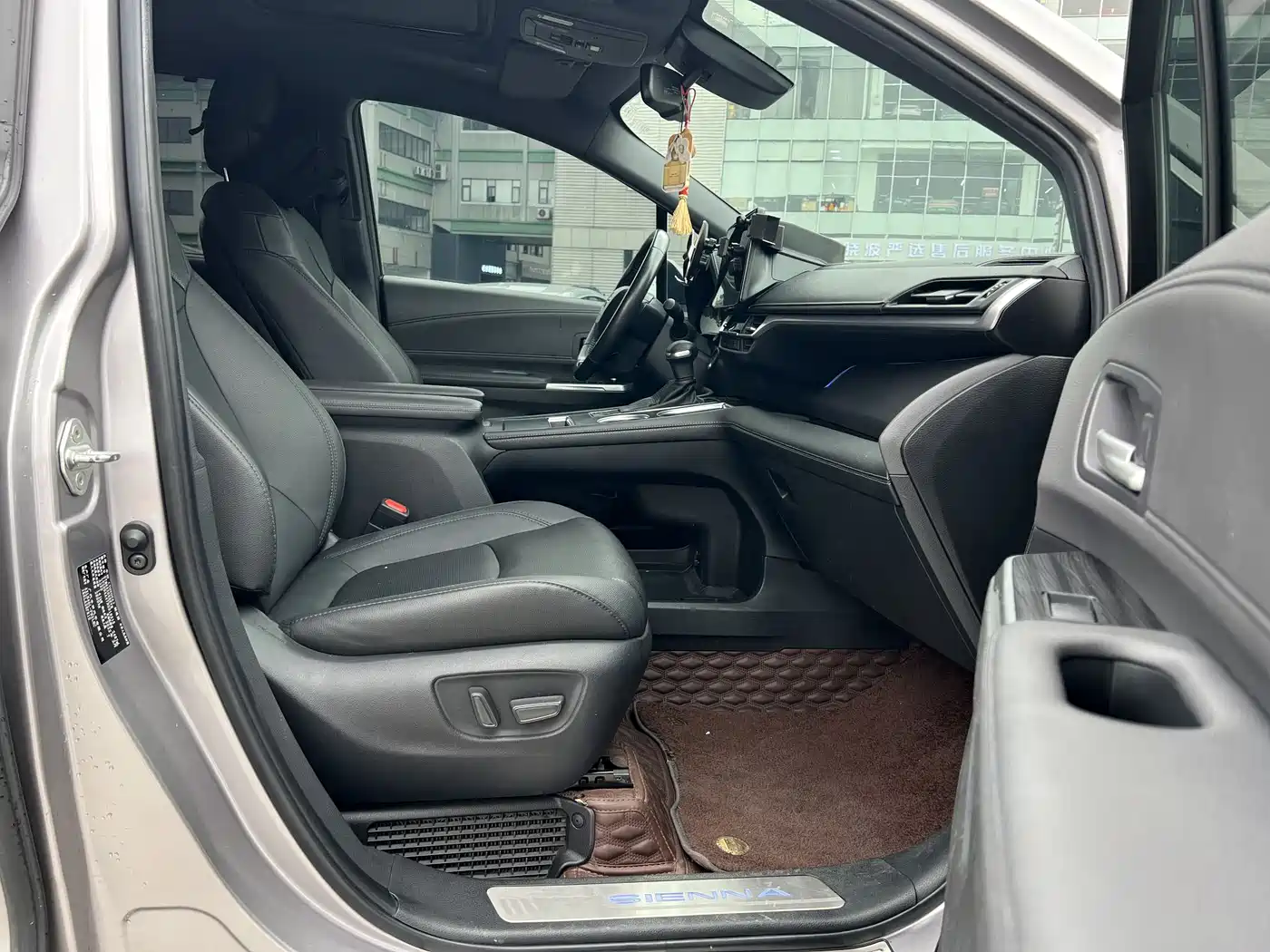 Toyota Sienna 2021 2.5L Hybrid Premium Edition фото 12