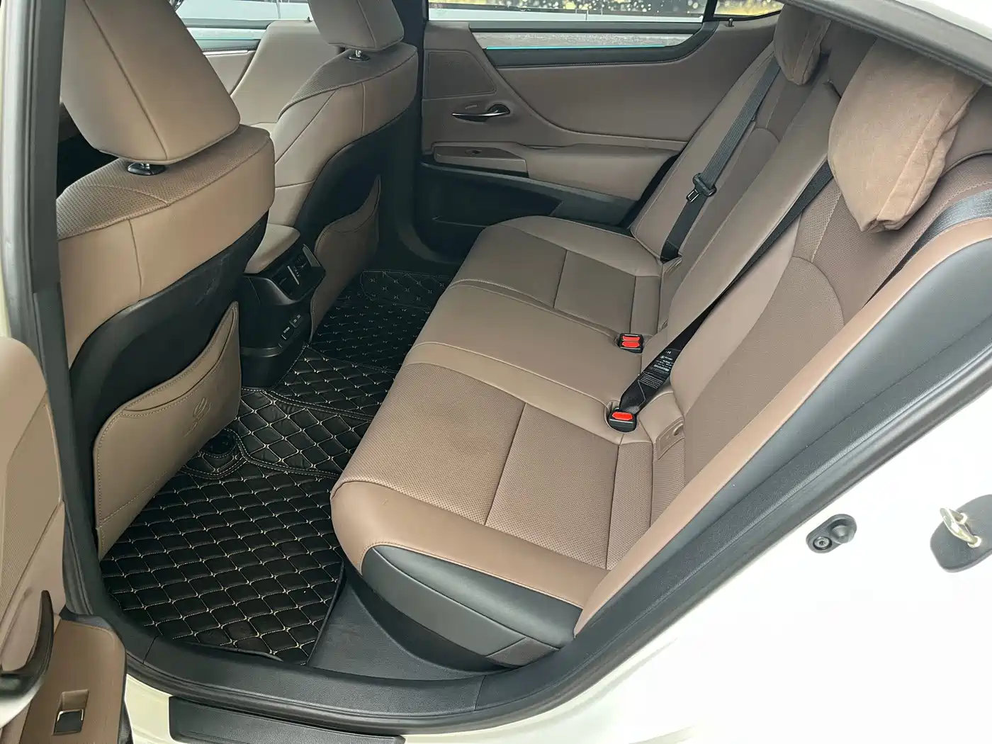 Фото 10 - Lexus ES