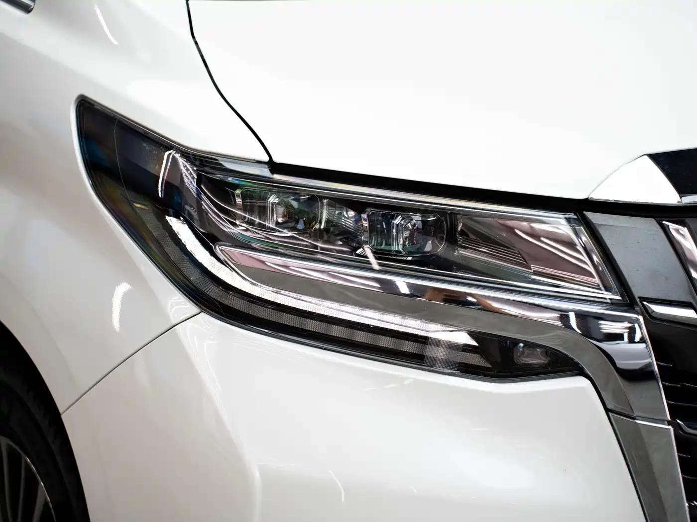 Toyota Alphard 2021 Hybrid 2.5L Premium фото 2