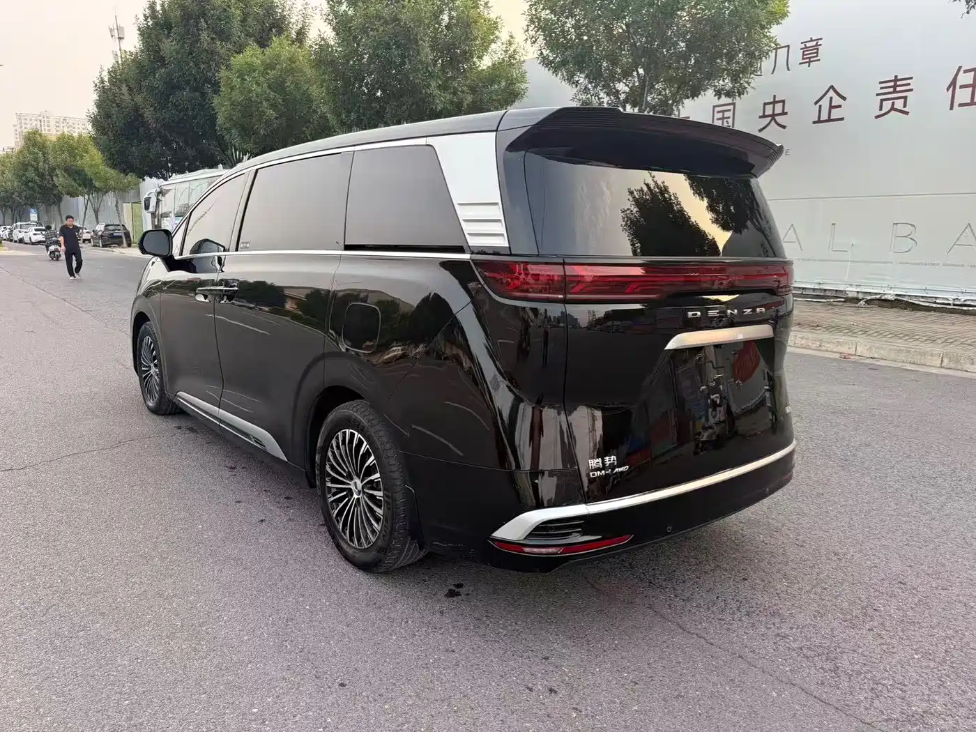 Denza D9 2023 2022 DM-i 970 AWD Flagship