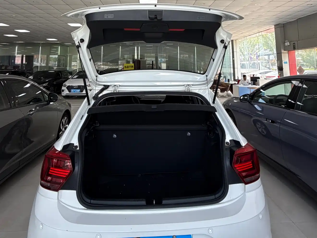 VOLKSWAGEN POLO