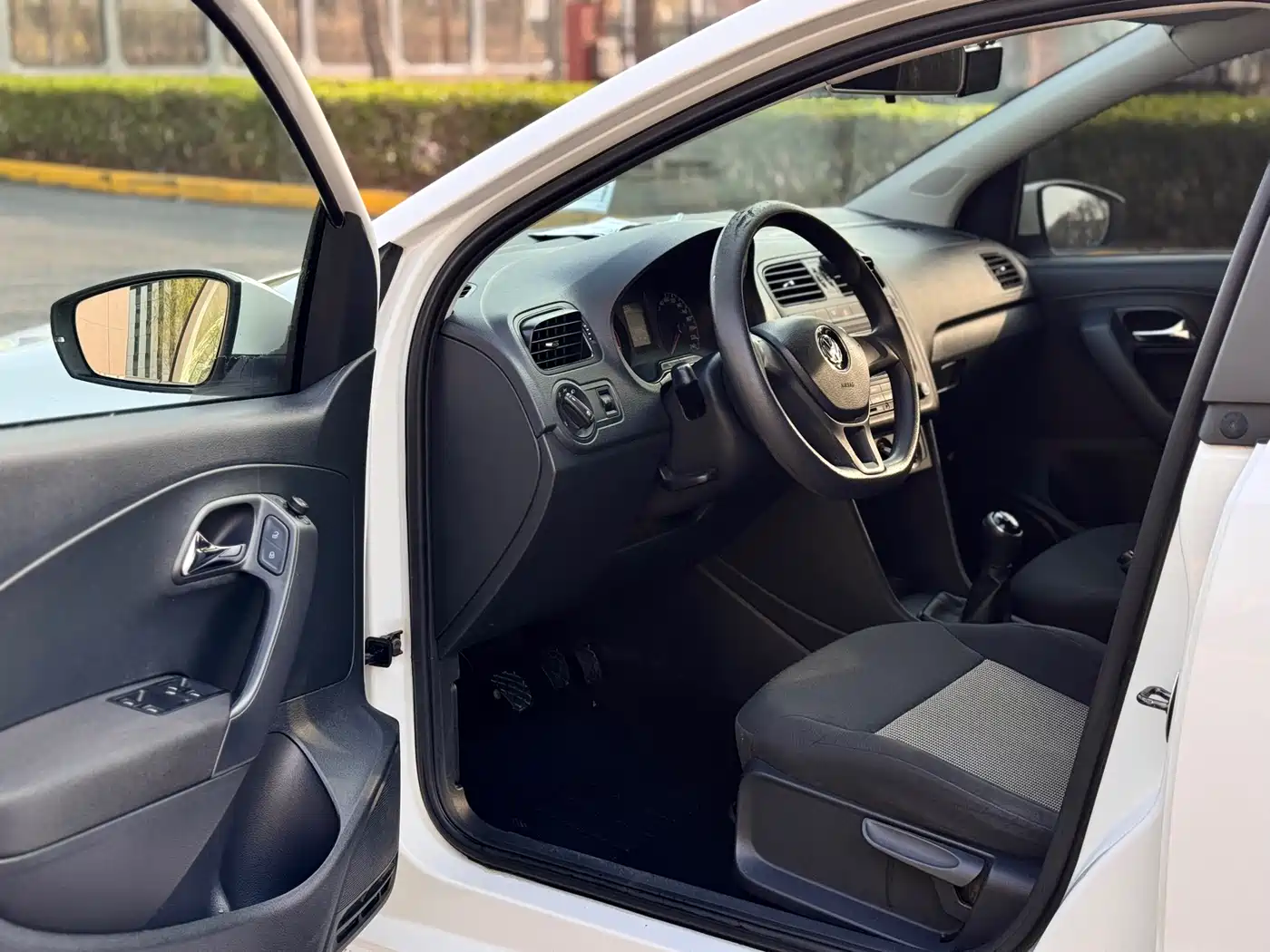 Volkswagen Polo 2014 1.4L Manual Trend Edition фото 4
