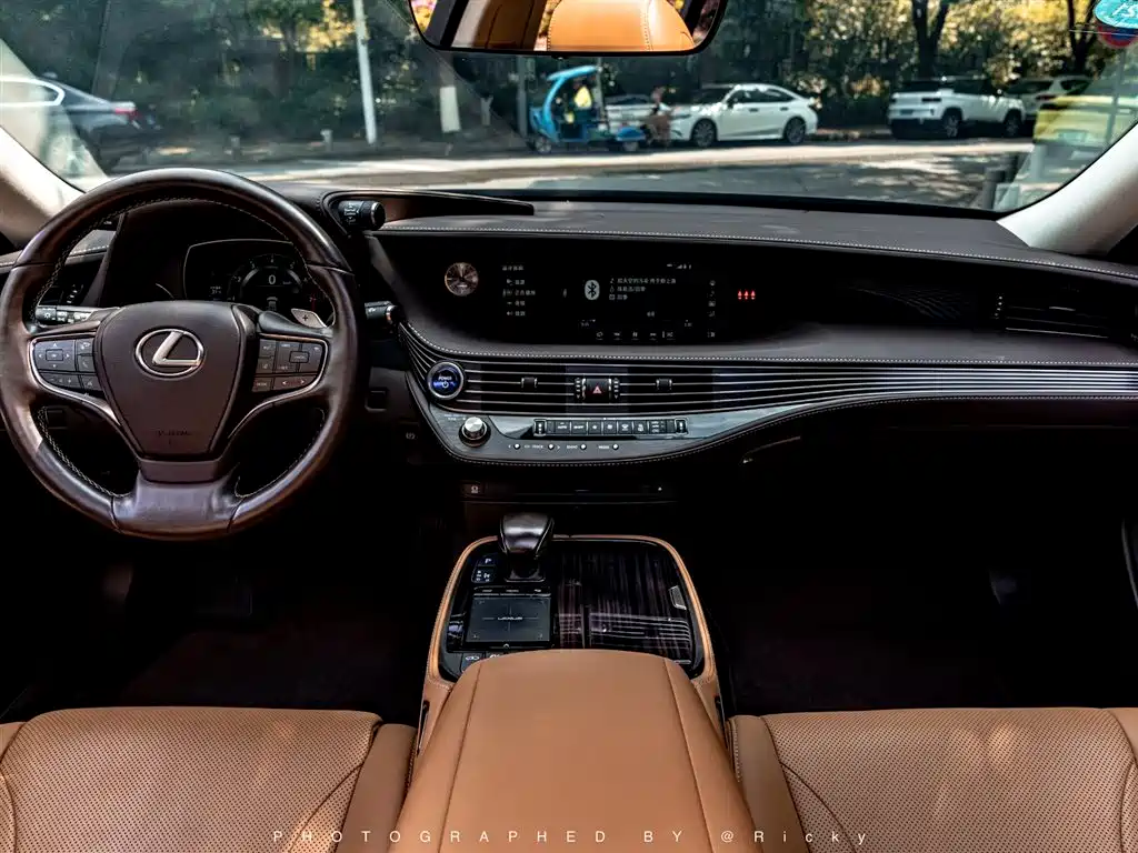 Lexus LS 2018 500h Excellence Edition China V фото 4