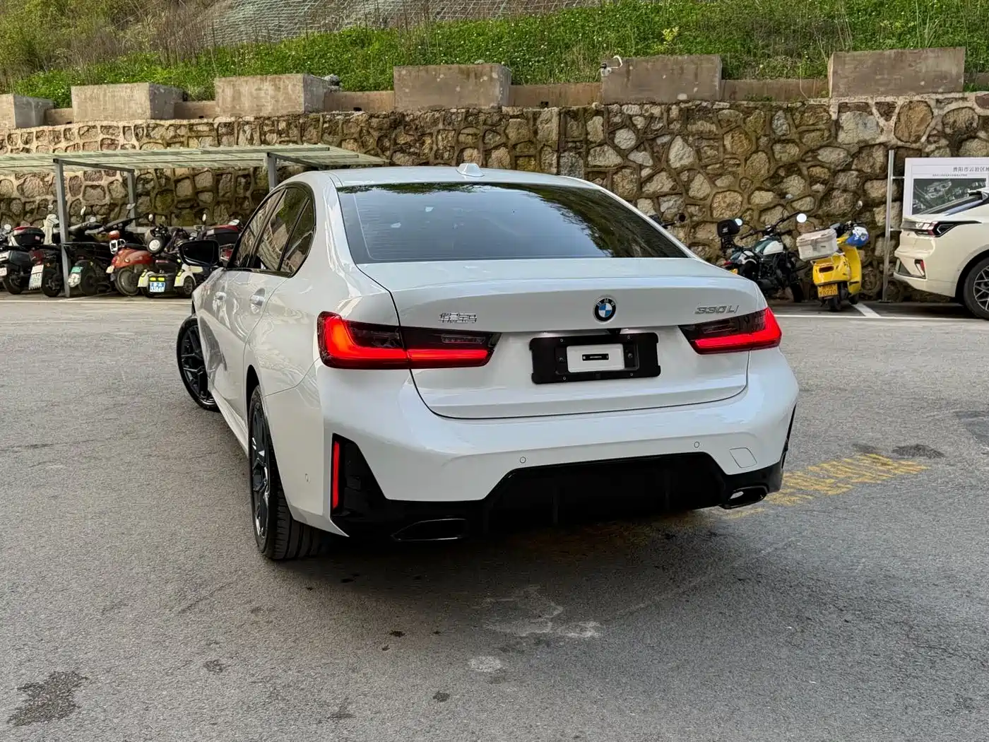 BMW 3 Series 2025 330Li M Sport Night Edition фото 12