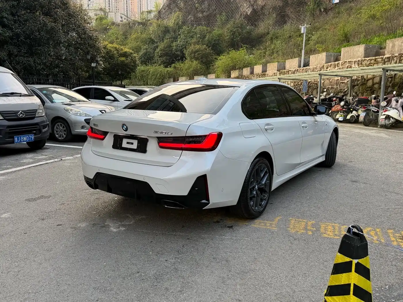 BMW 3 Series 2025 330Li M Sport Night Edition фото 13