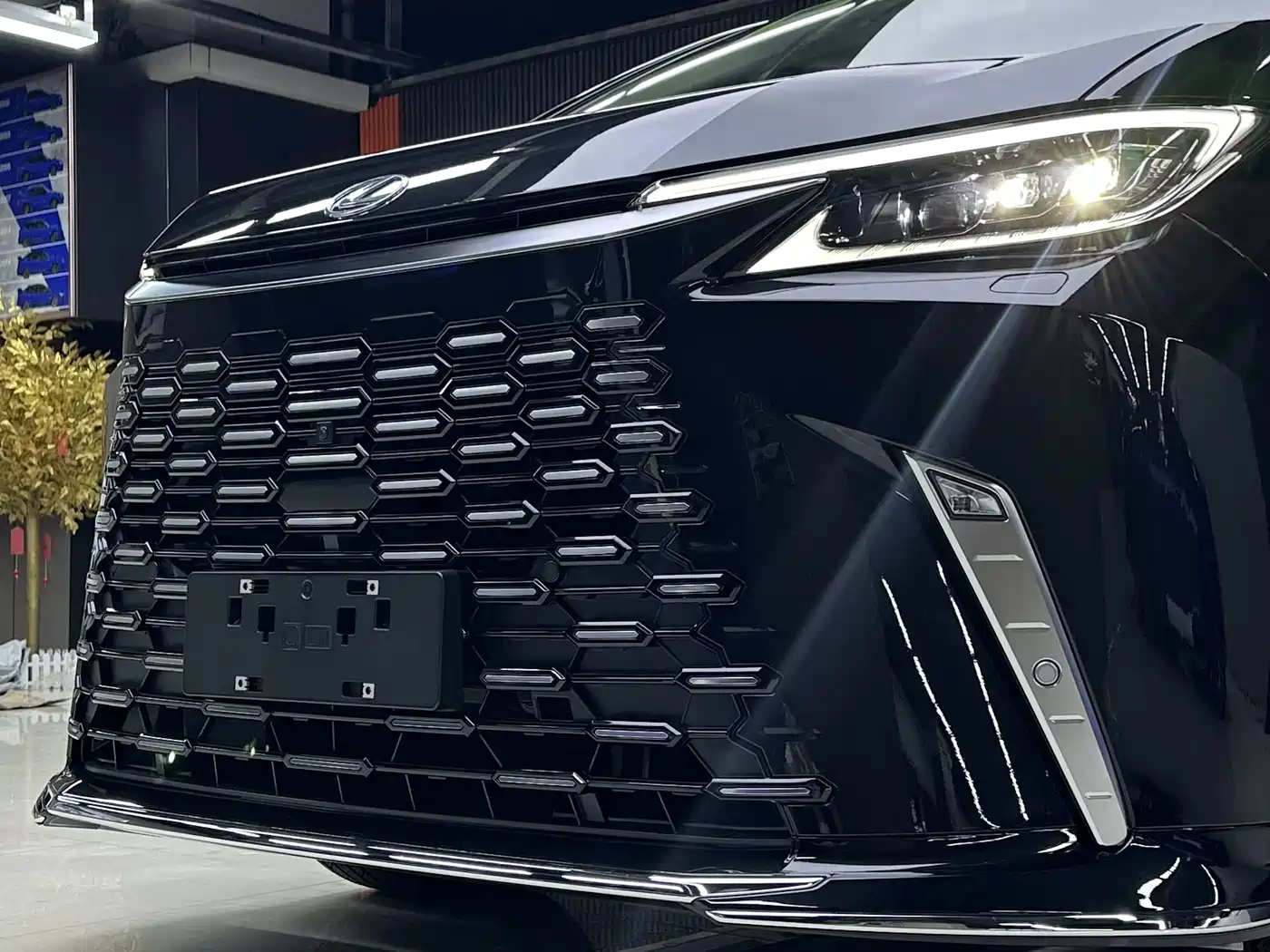 Lexus LM 2025 Model 500h Six-Seater Prestige Edition фото 4