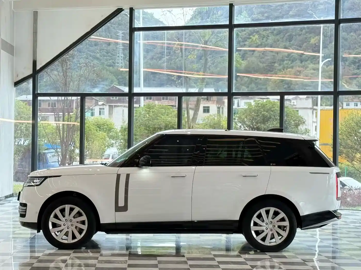 Land Rover Range Rover 2023 3.0 L6 360PS Golden Age Edition фото 3