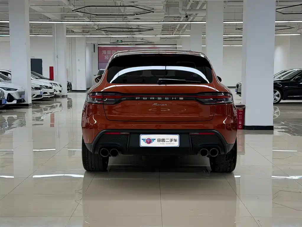 PORSCHE MACAN