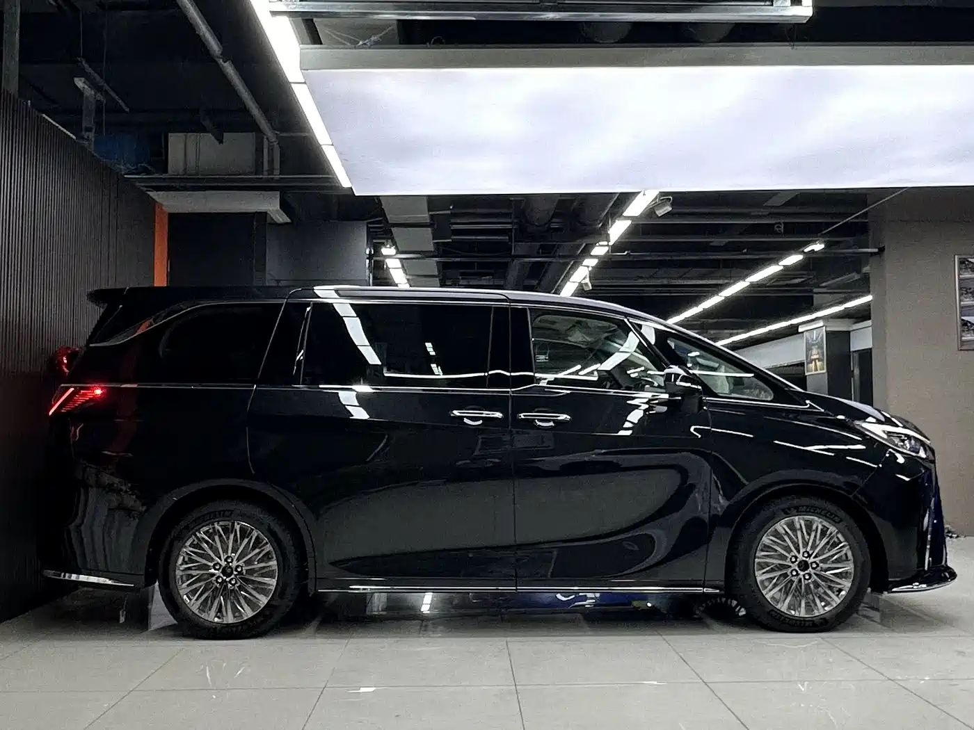 Lexus LM 2025 Model 500h Six-Seater Prestige Edition фото 3