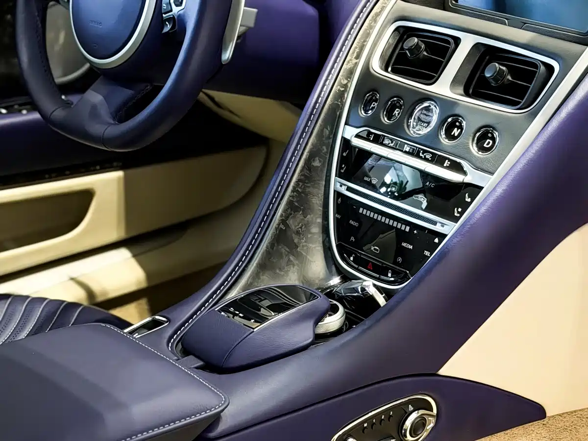 Фото 22 - Aston Martin DB11