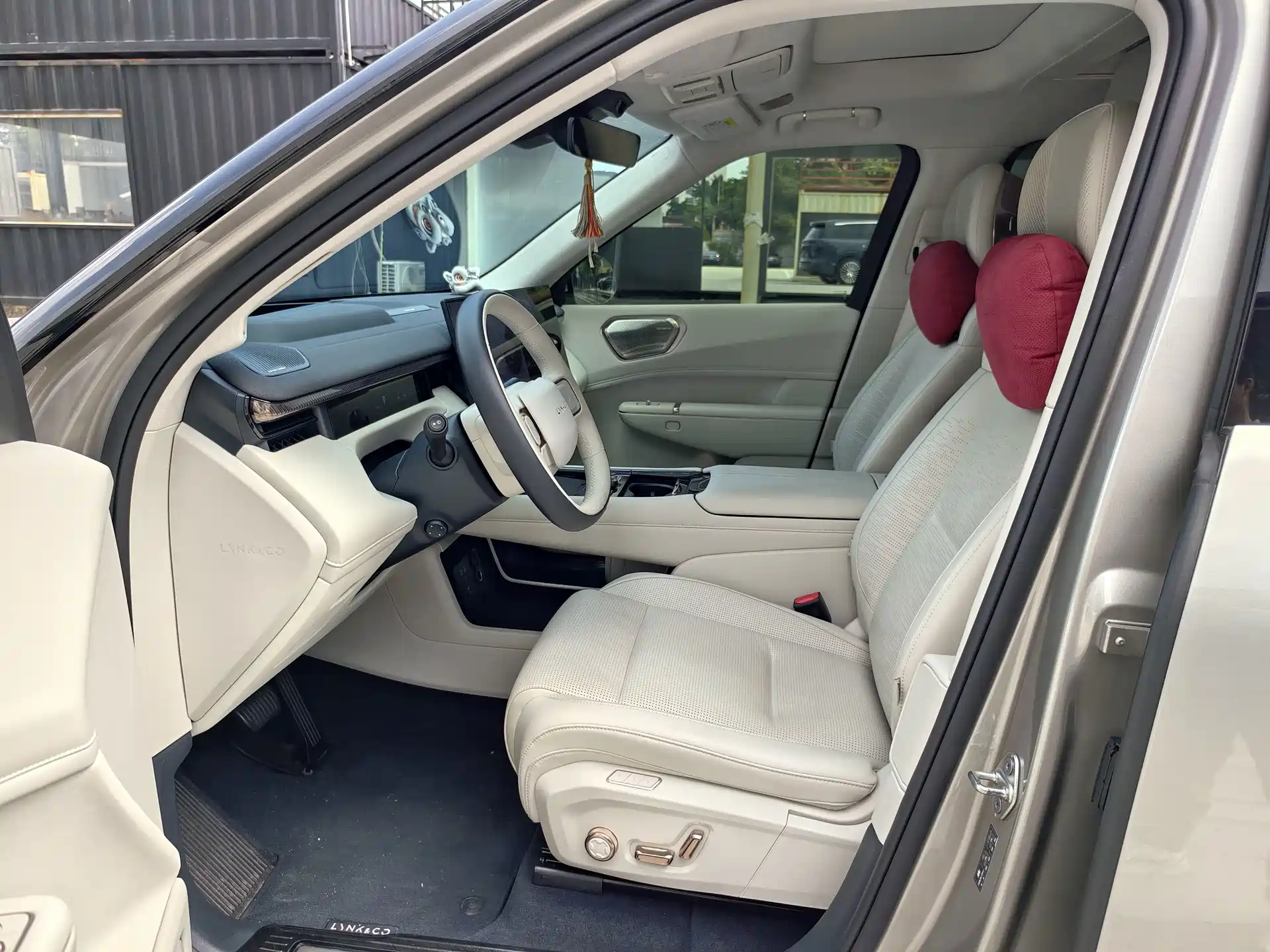 Photo 3 - Lynk & Co 900