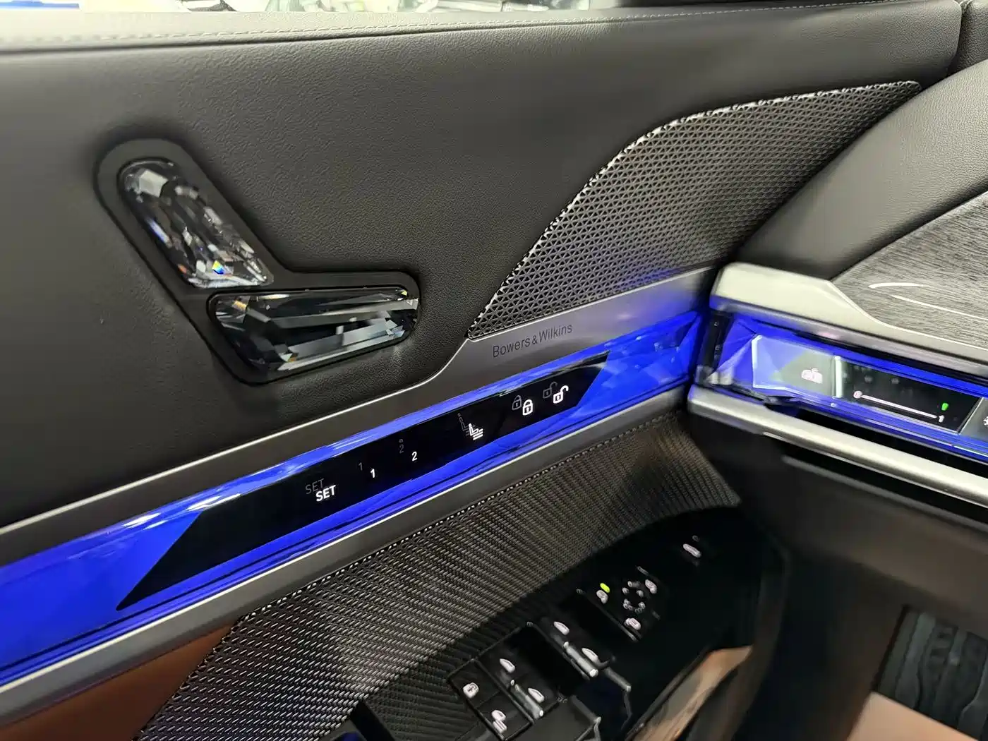 BMW 7 Series 2023 740Li Exclusive M Sport Package фото 16