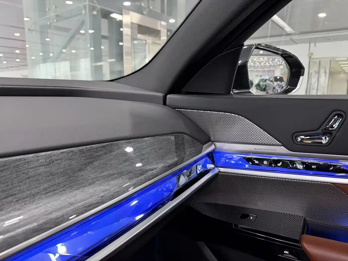 BMW 7 Series 2023 740Li Exclusive M Sport Package фото 17