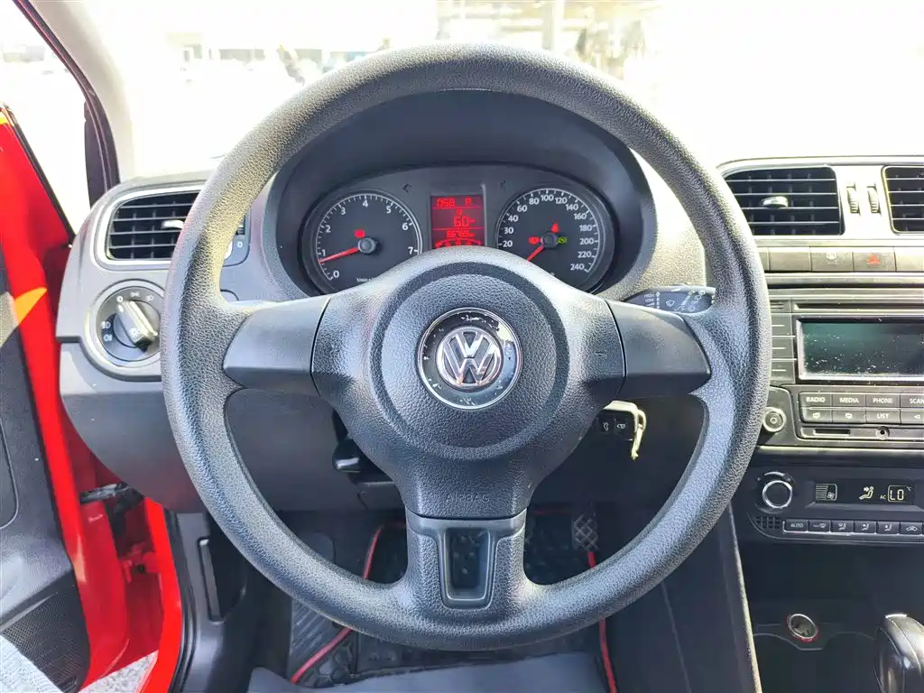 Volkswagen Polo 2013 1.4L Automatic Luxury Edition фото 16