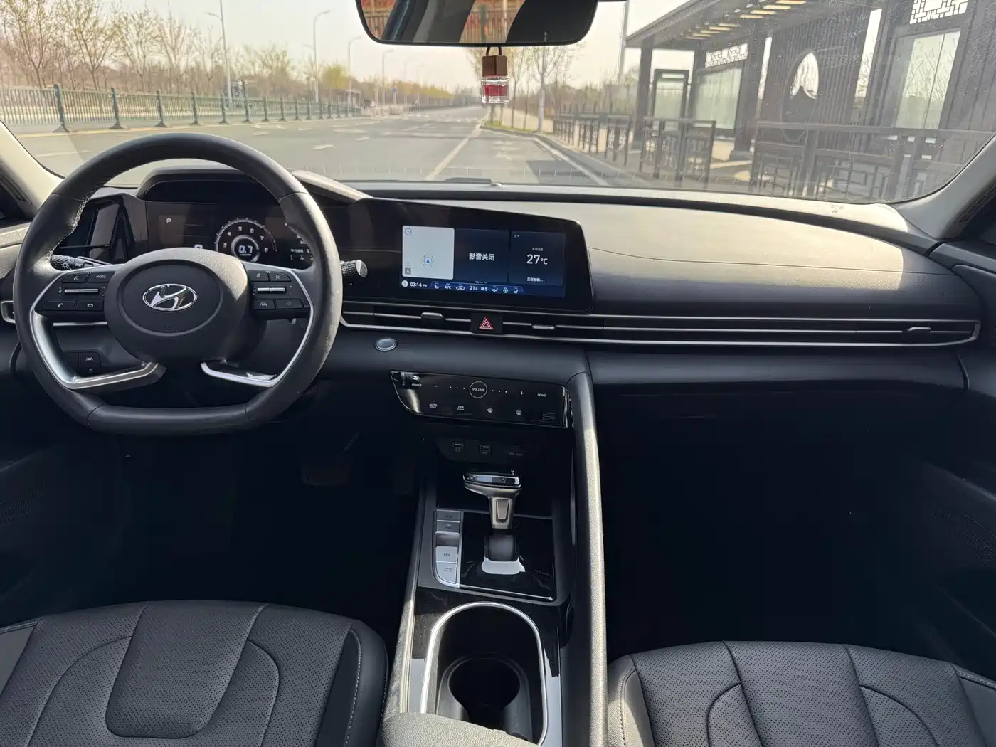 Hyundai Elantra 2022 1.5L CVT LUX Premium Edition фото 17