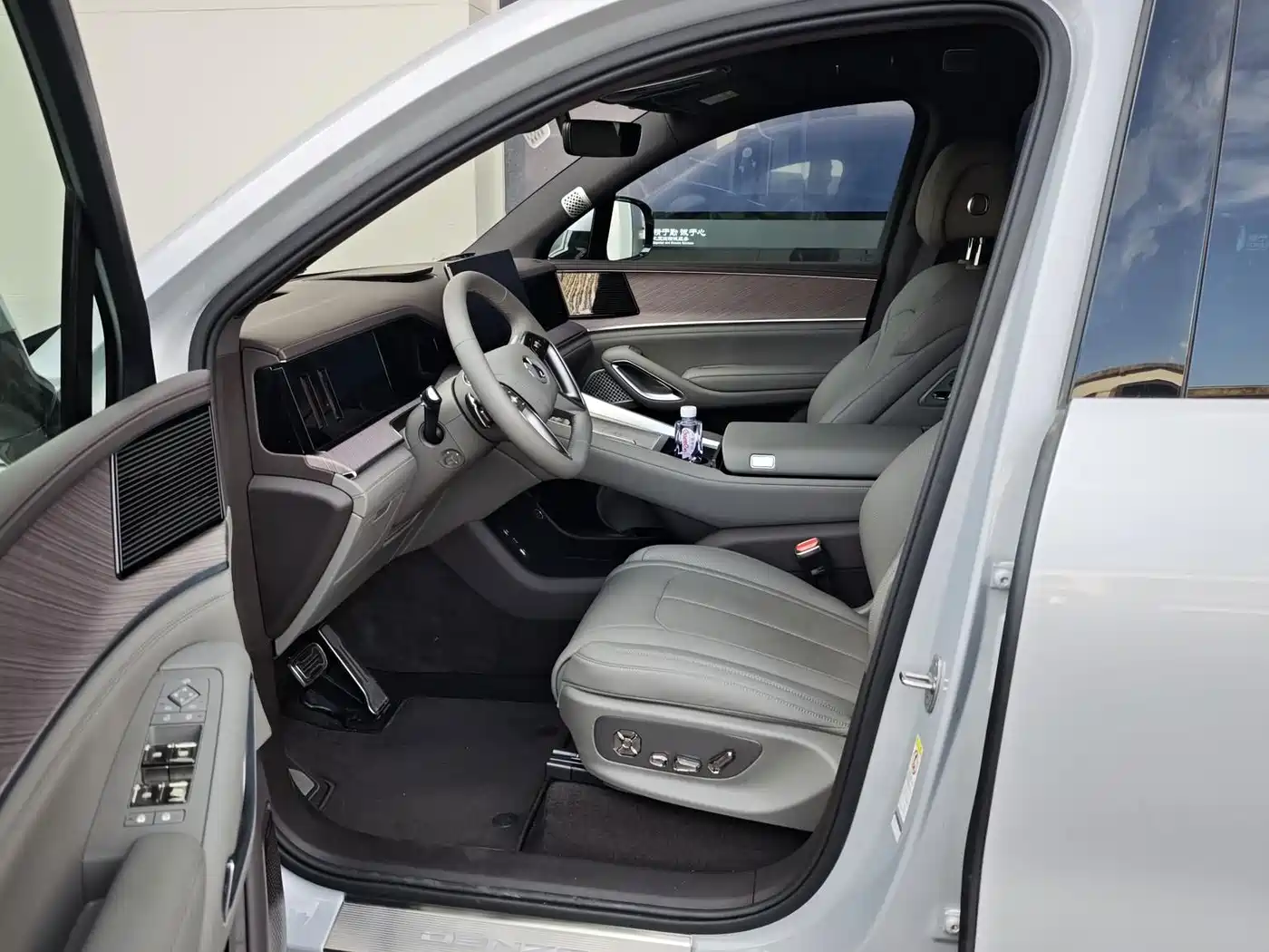 Denza N9 2026 2025 Model Prestige Edition