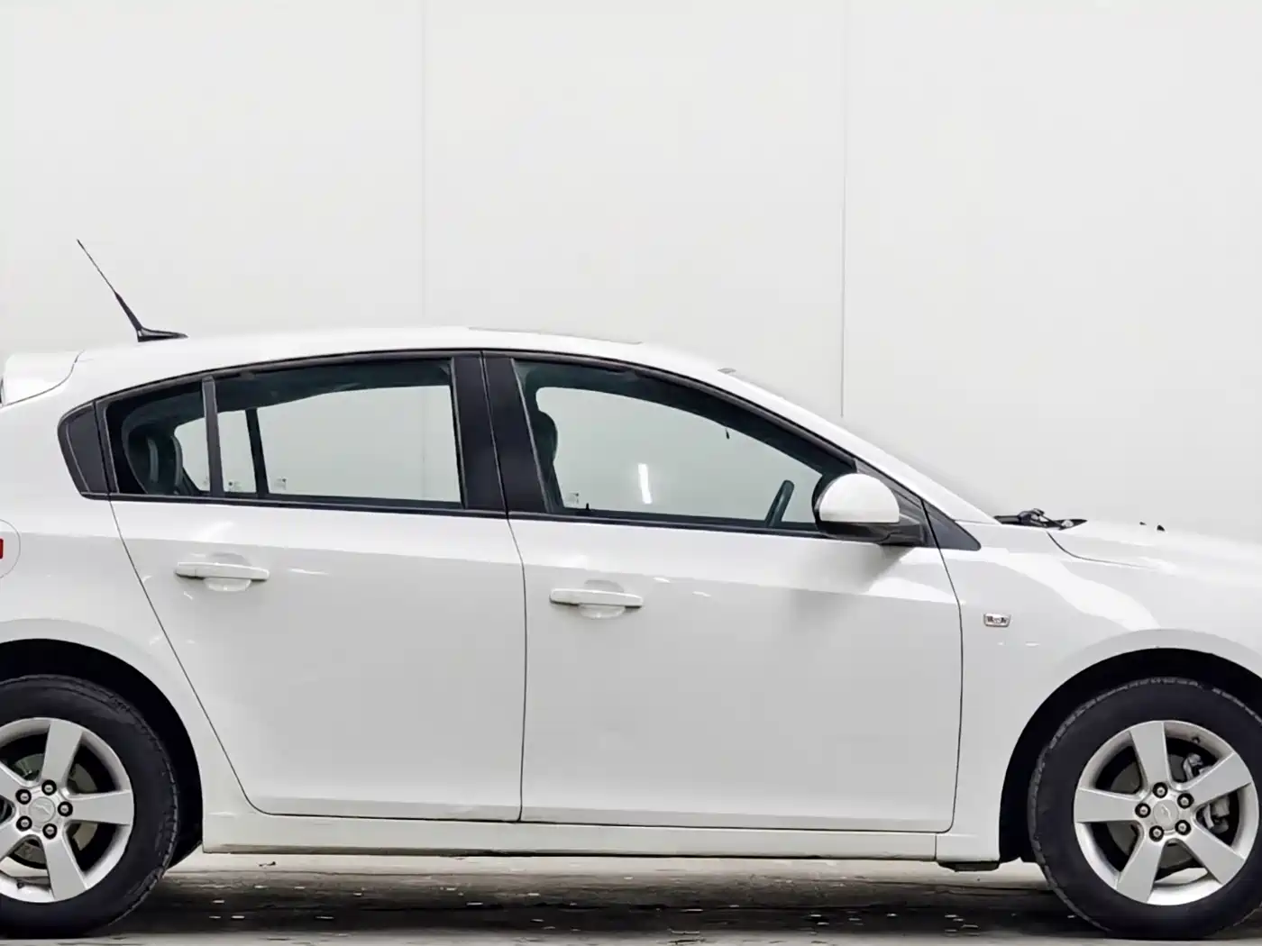 Chevrolet Cruze 2013 Hatchback 1.6L Manual Luxury фото 8