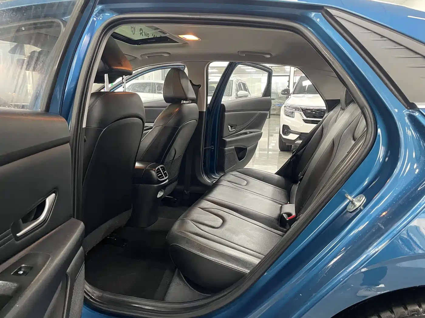 Hyundai Elantra 2022 1.5L CVT LUX Premium Edition фото 6