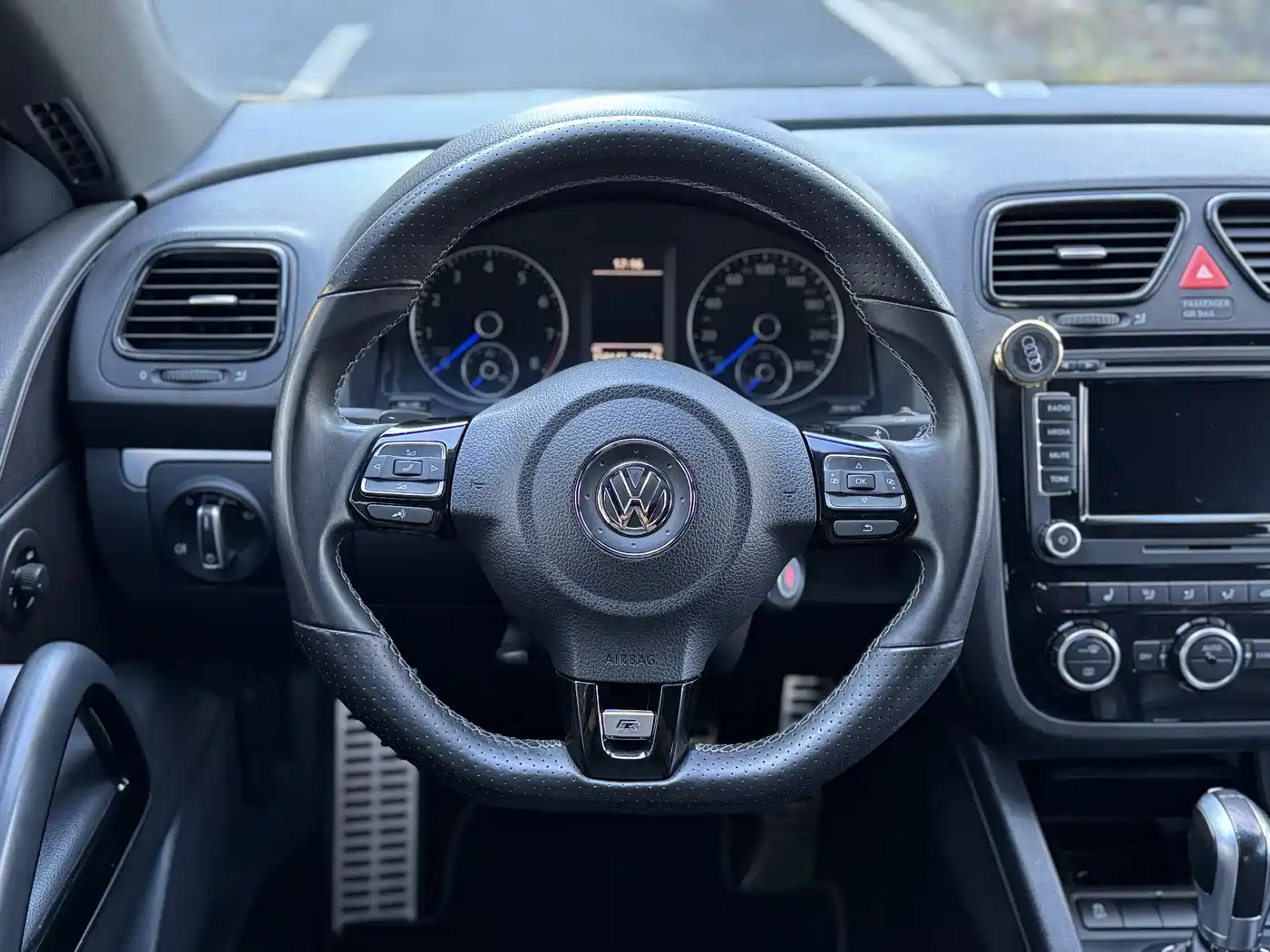 Volkswagen Scirocco 2011 Model R 2.0TSI фото 15