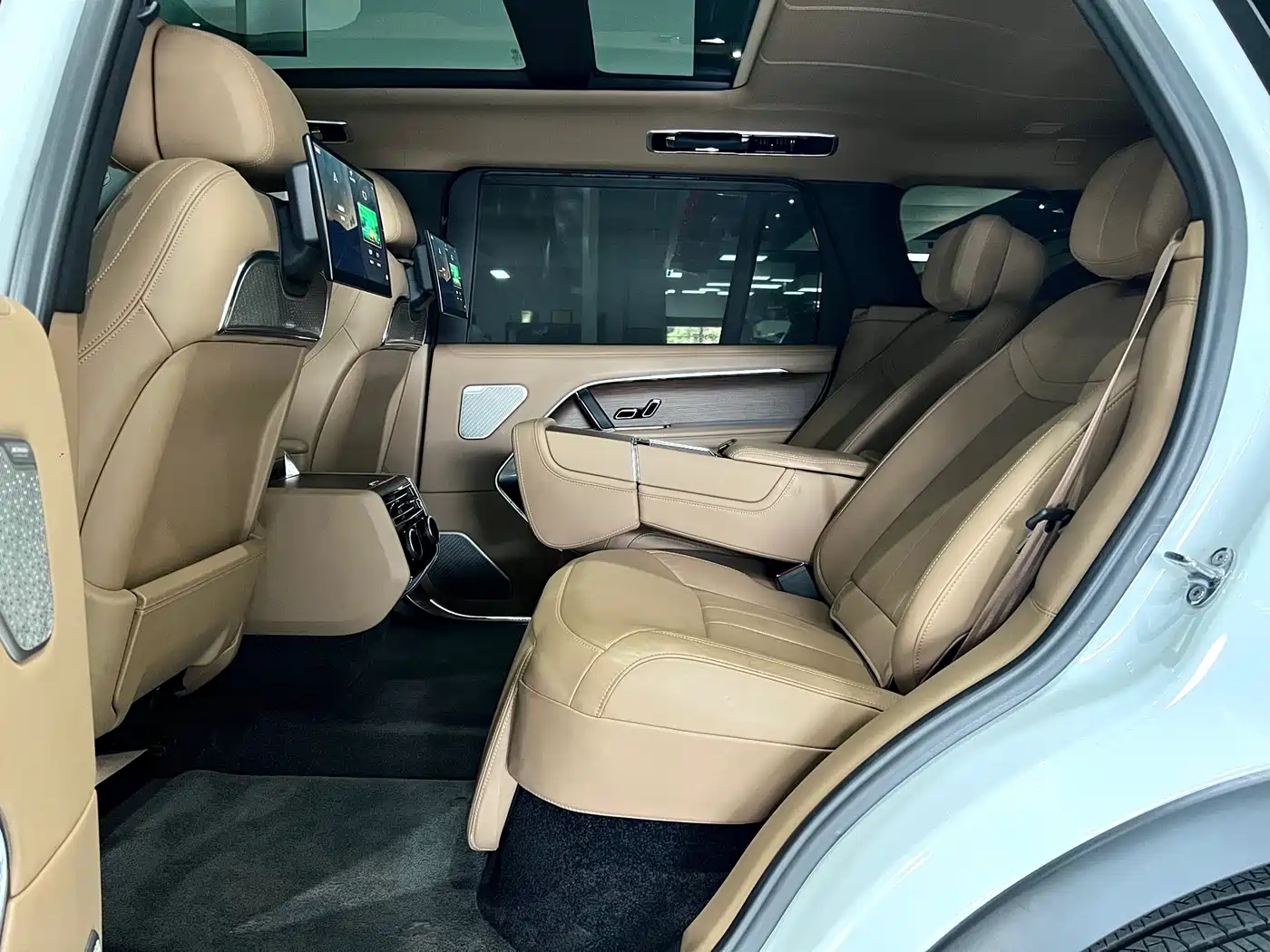 Land Rover Range Rover 2024 3.0 L6 400PS Exemplary Extended фото 34