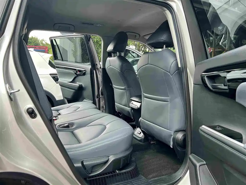 Фото 14 - Toyota Highlander