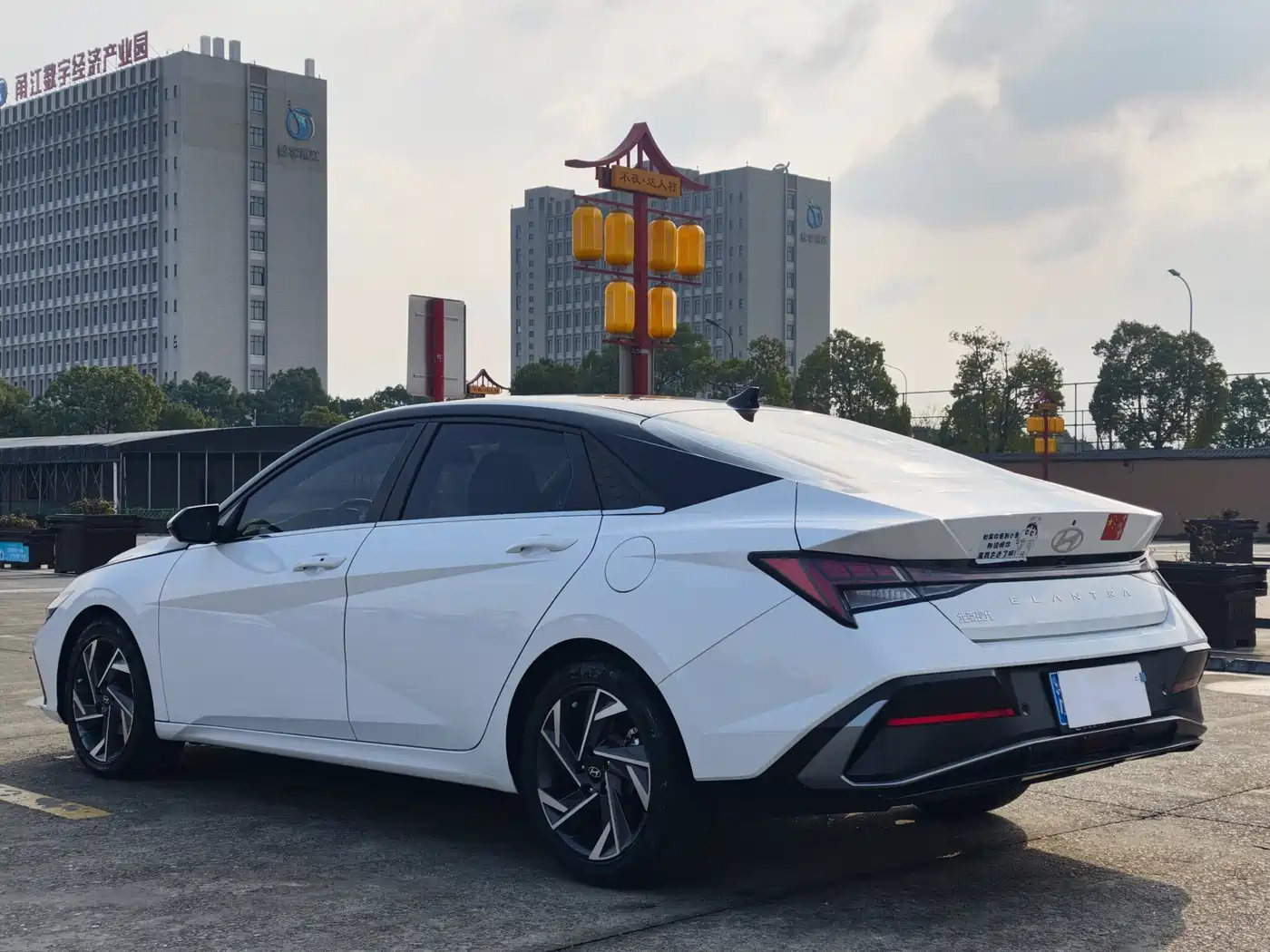 Hyundai Elantra 2023 Model 1.5L CVT LUX Premium Edition фото 5