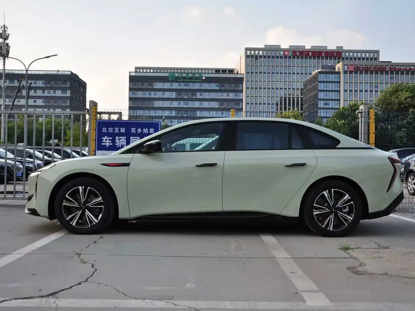 2026 Hongqi EH7