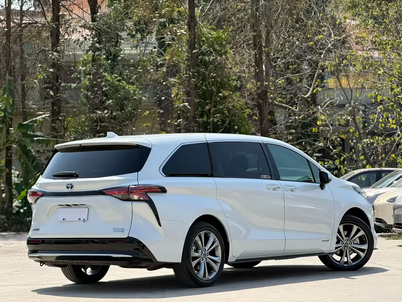 Toyota Sienna 2023 2.5L Hybrid Premium Edition фото 9
