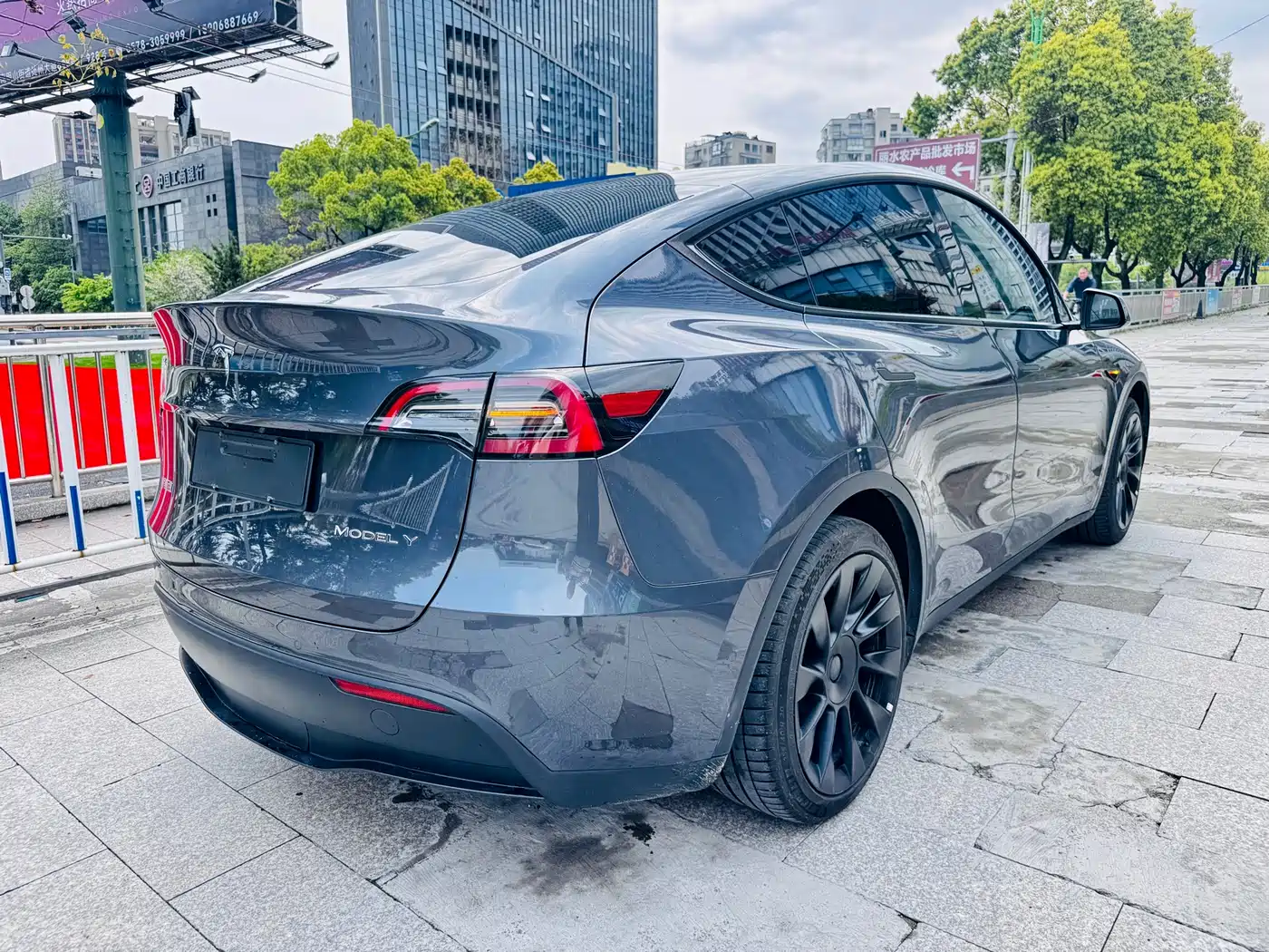 TESLA MODEL Y