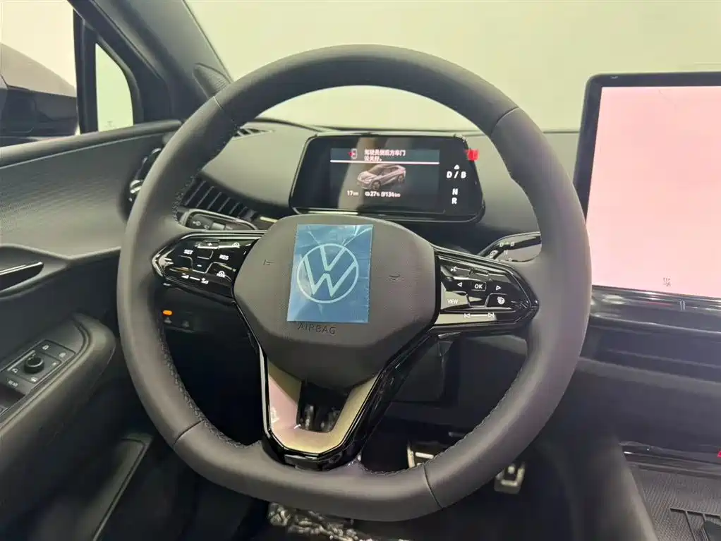 VOLKSWAGEN WITH THE CROWD 06