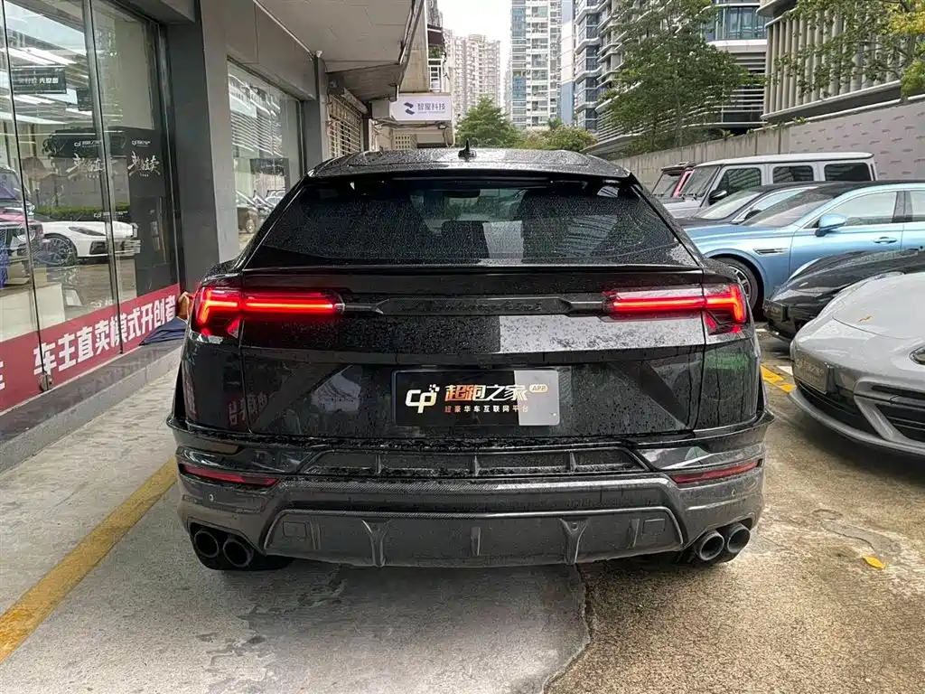 LAMBORGHINI URUS