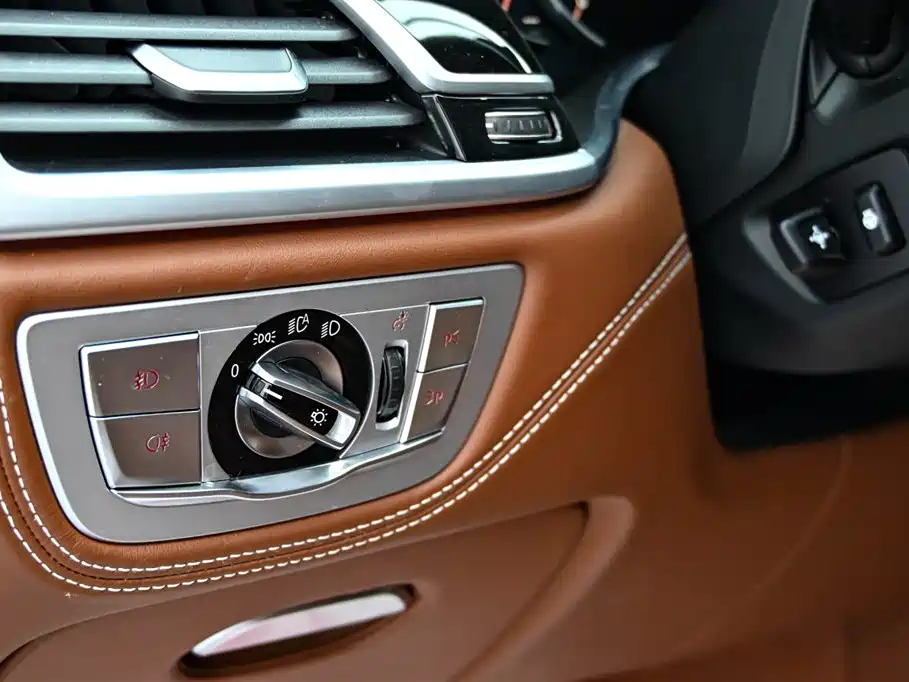 BMW 7 Series 2018 740Li xDrive Premium Type M Sport Package фото 26