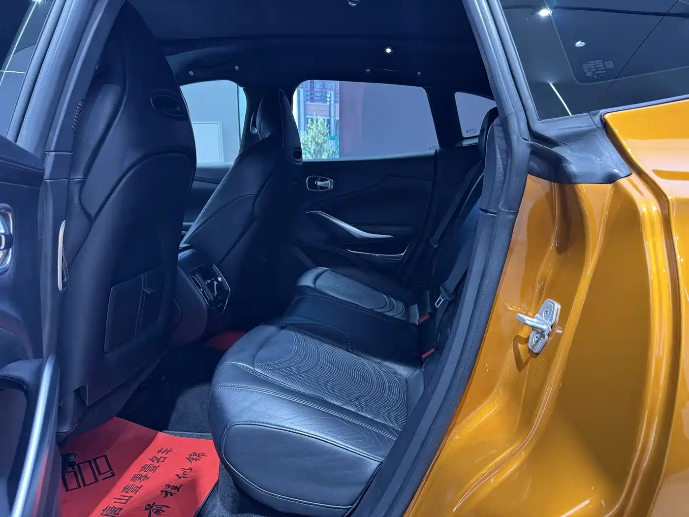 ASTON MARTIN DBX