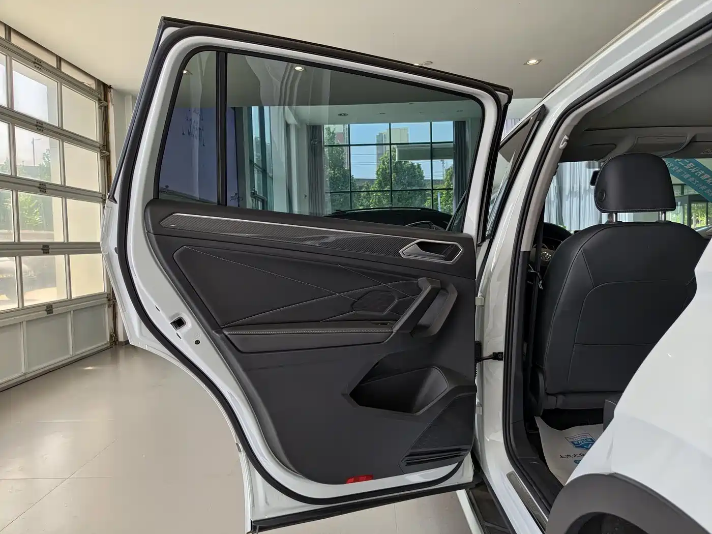 Фото 8 - Volkswagen Tiguan L