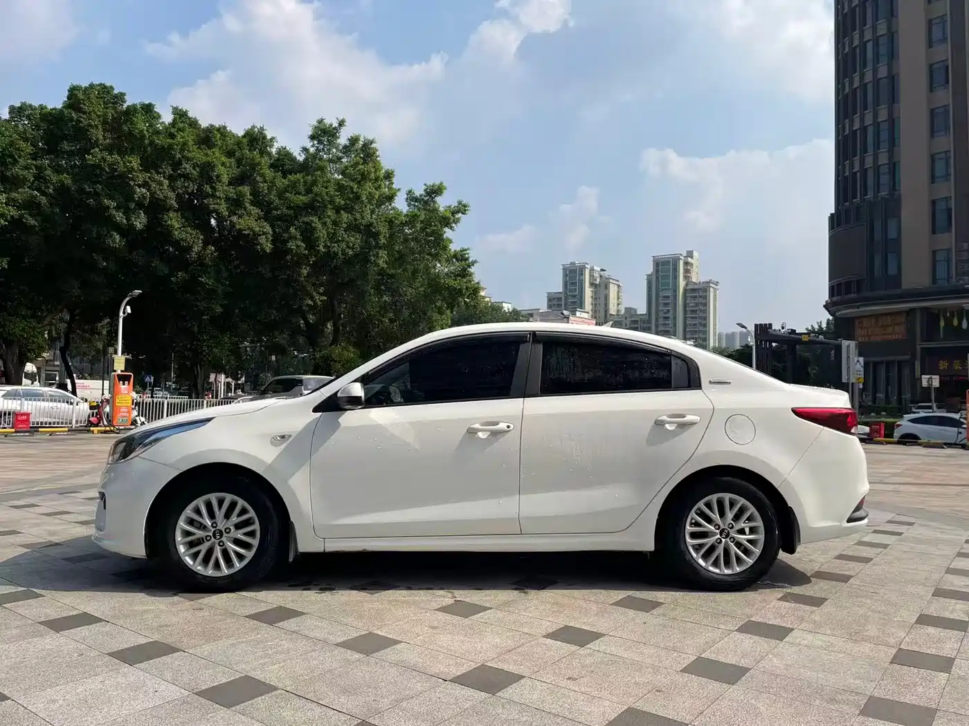 Kia K2 2018 2017 Sedan 1.4L AT 15th Anniversary Special Edition GLS