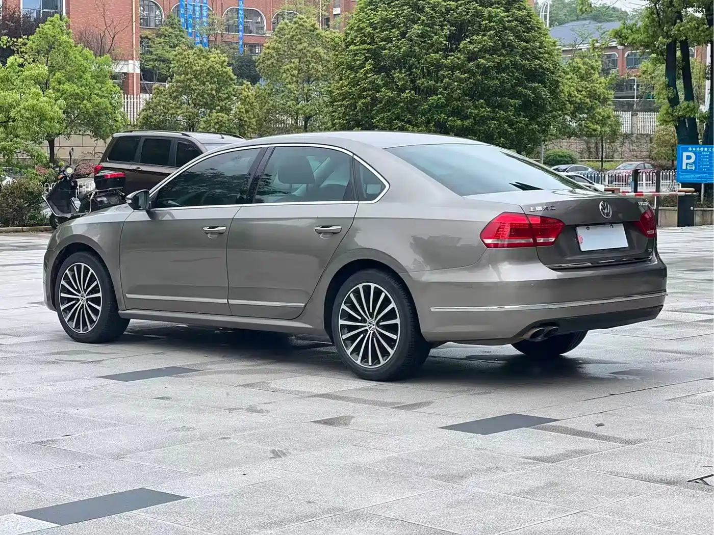 Volkswagen Passat 2013 2.0TSI DSG Zhizun фото 5