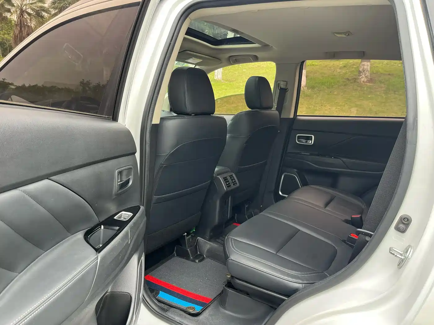 MITSUBISHI OUTLANDER