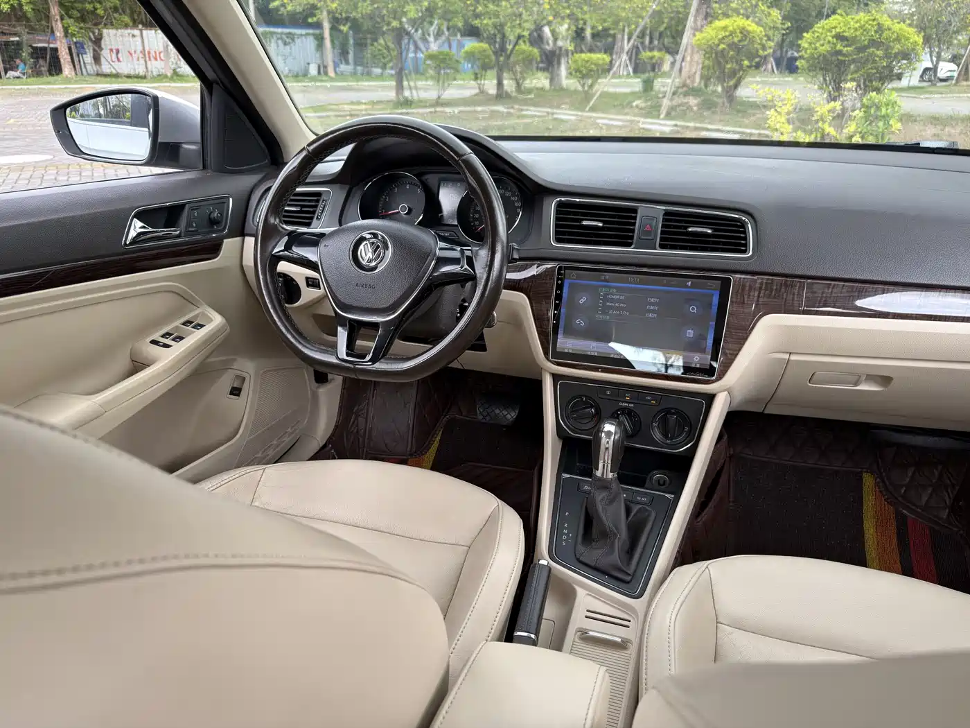 Volkswagen Lavida 2015 1.6L Automatic Comfort Edition фото 9