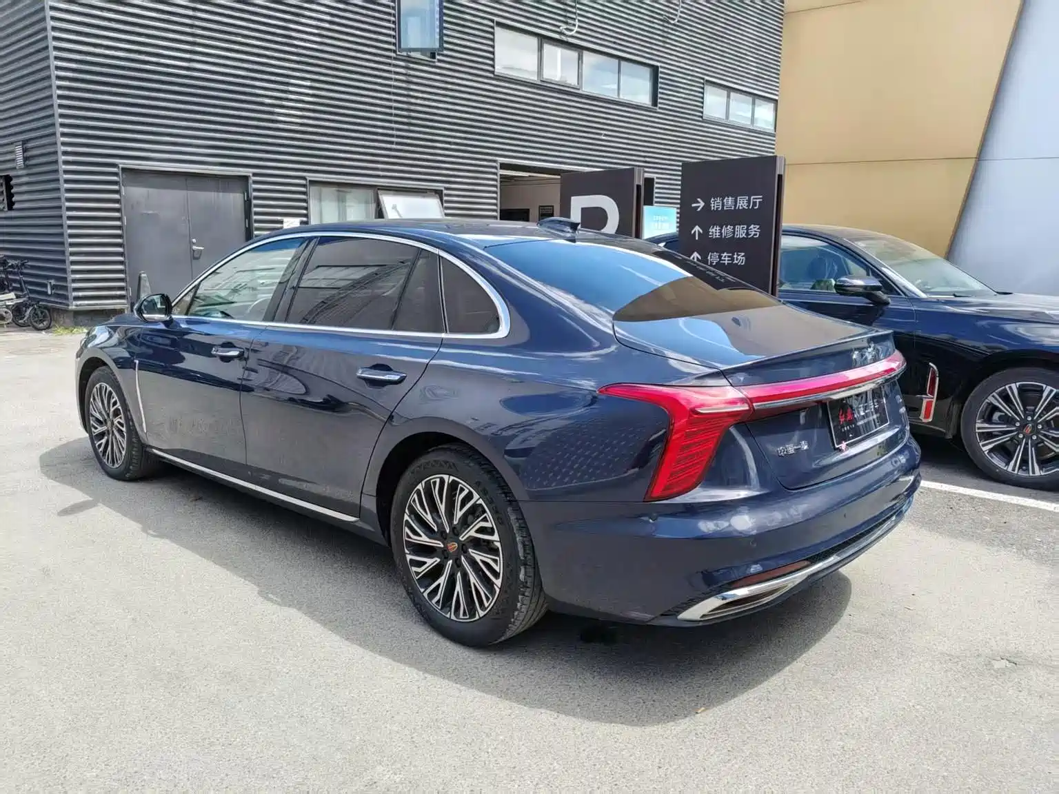 Фото 7 - Hongqi H5