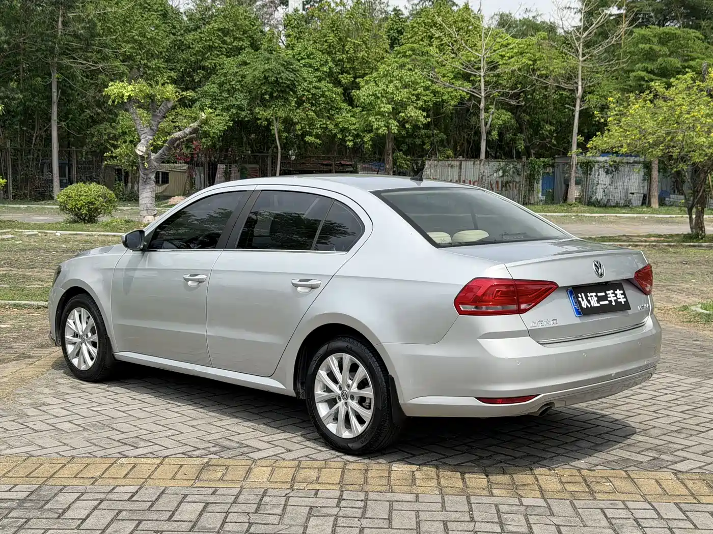 Volkswagen Lavida 2015 1.6L Automatic Comfort Edition фото 14