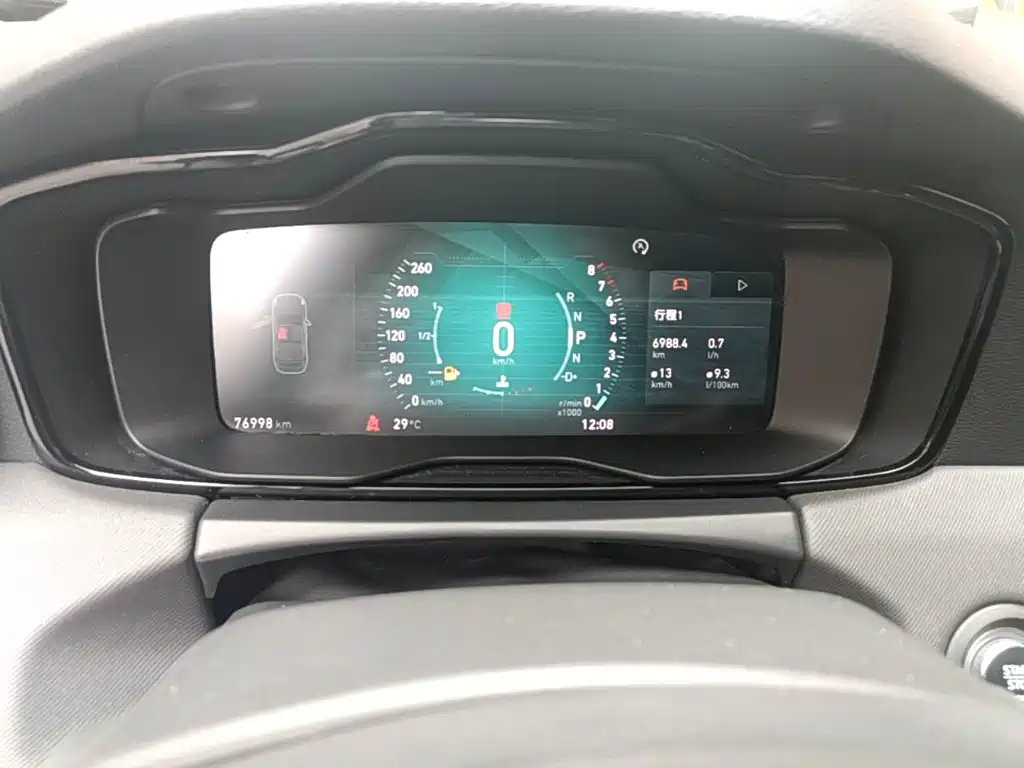 Фото 12 - Lynk & Co 01