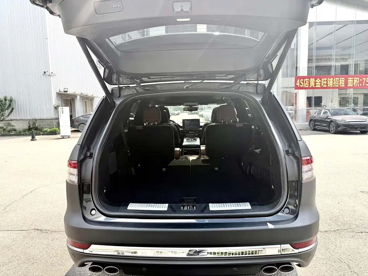 Photo 15 - Lincoln Aviator