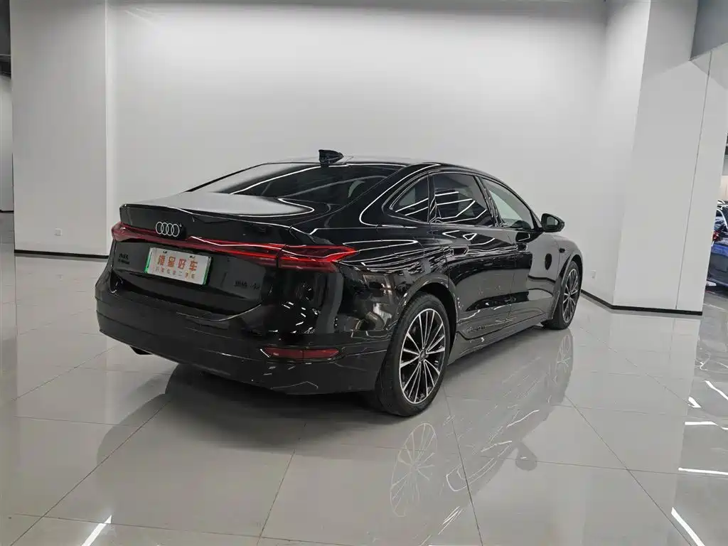 Фото 4 - Audi A6L e-tron