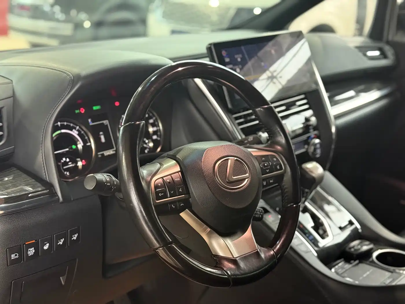 Lexus LM 2020 300h Seven-Seater Elegance Edition фото 8
