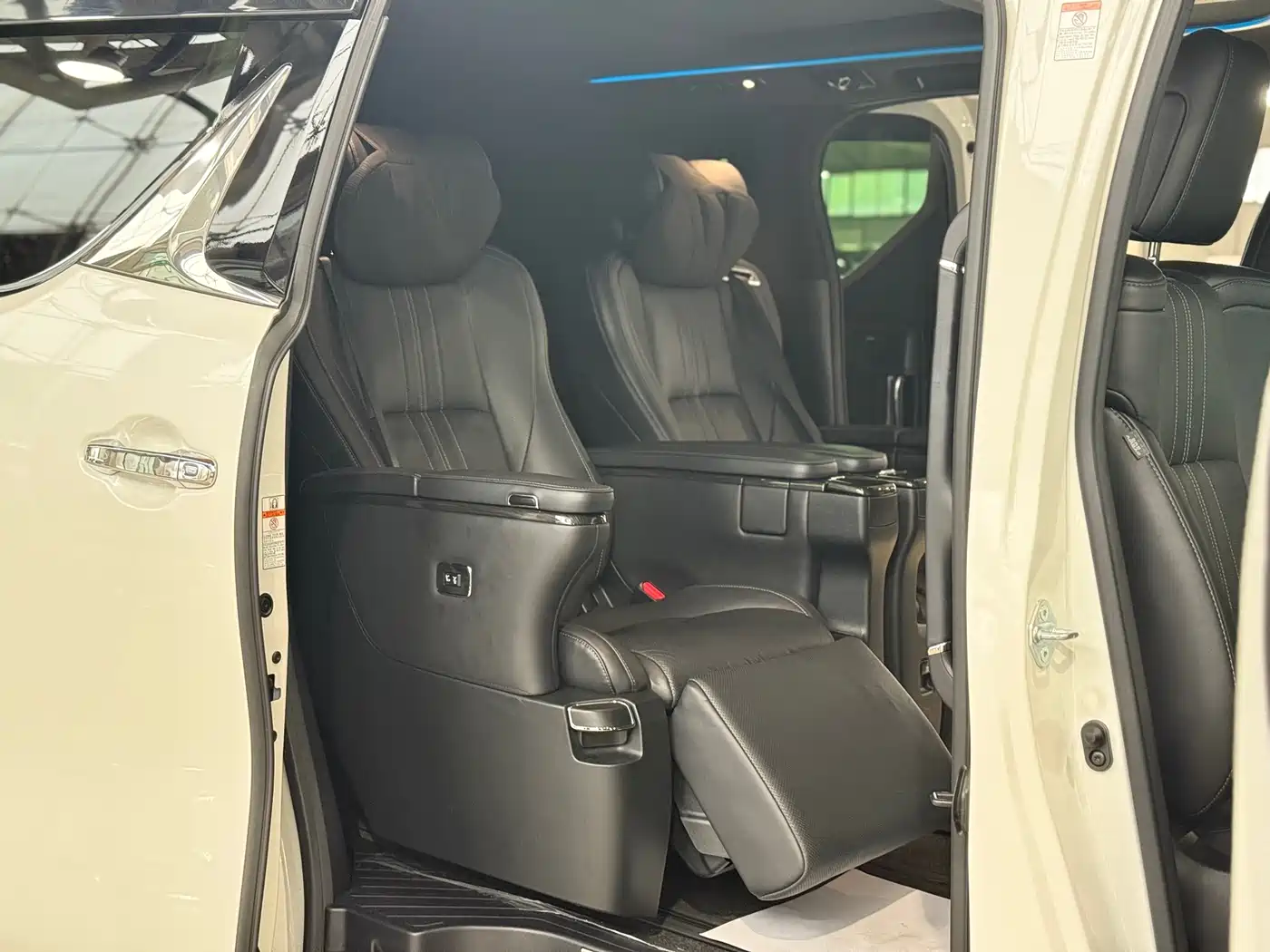 Lexus LM 2020 300h Seven-Seater Elegance Edition фото 22