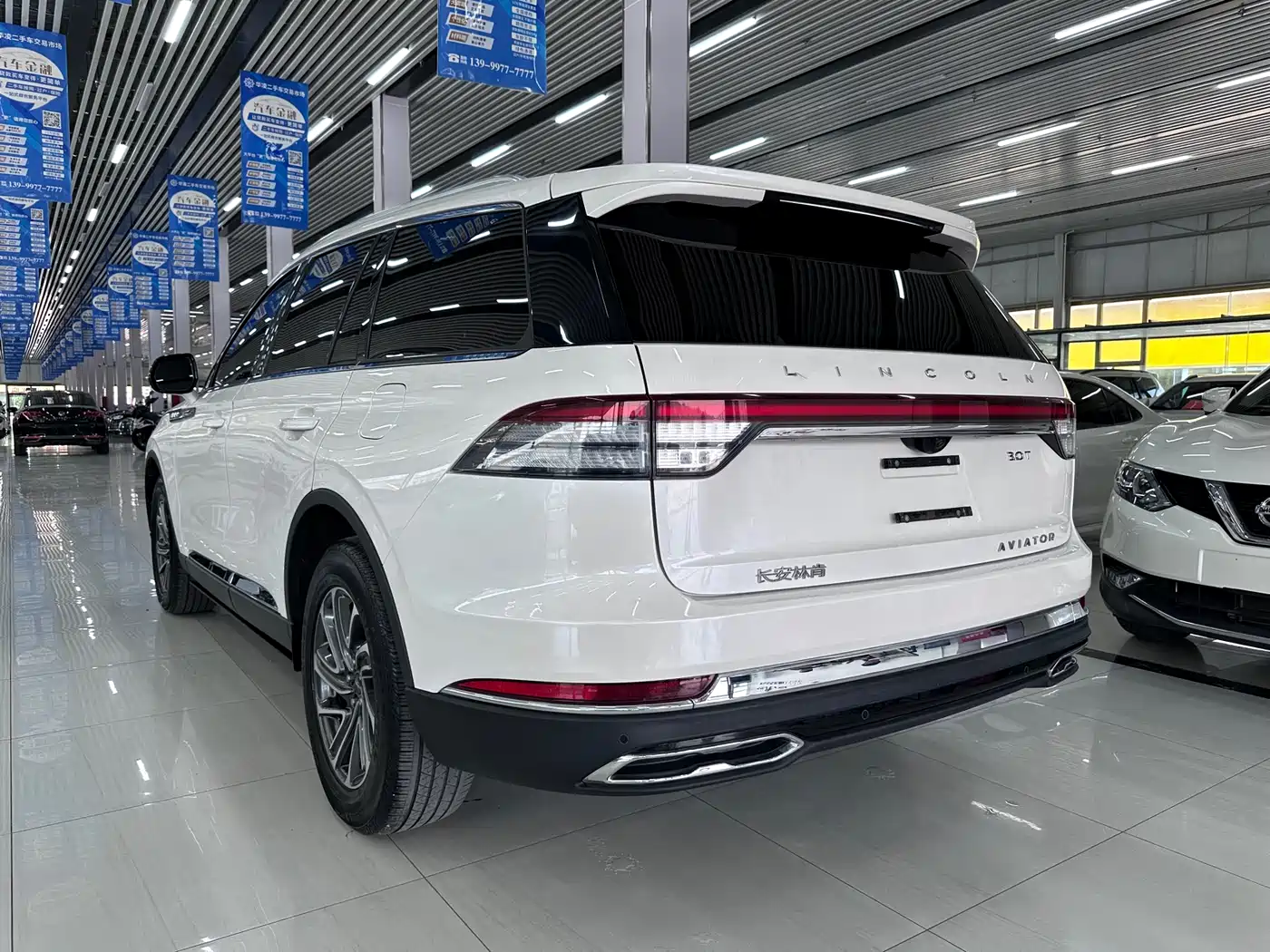 Photo 4 - Lincoln Aviator