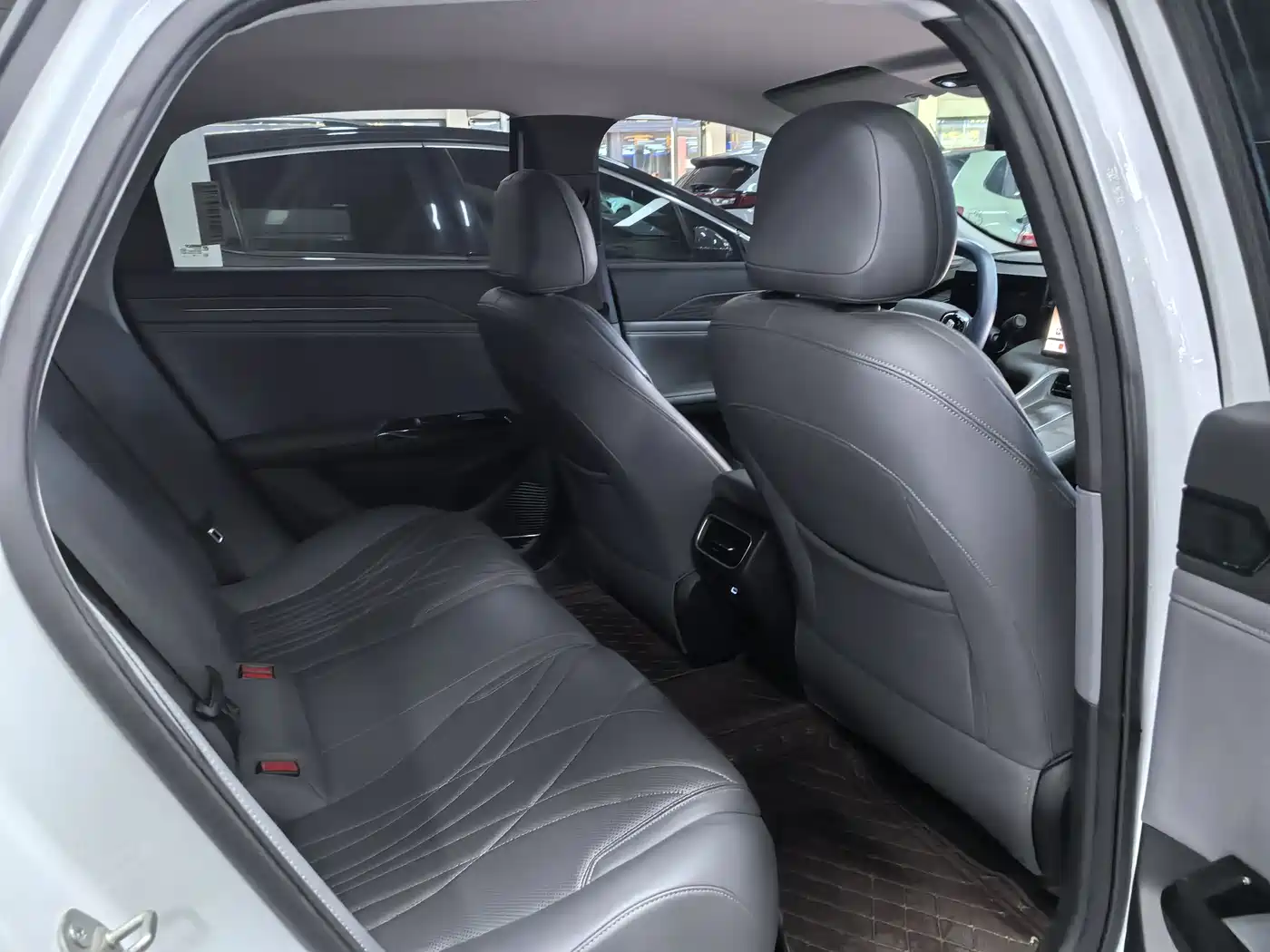 Geely Galaxy Galaxy L6 2025 EM-i 60km Voyage Edition фото 10