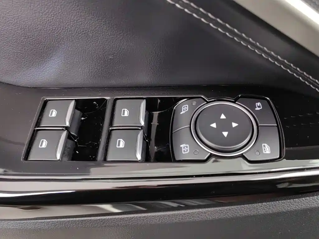 Фото 9 - Ford Explorer